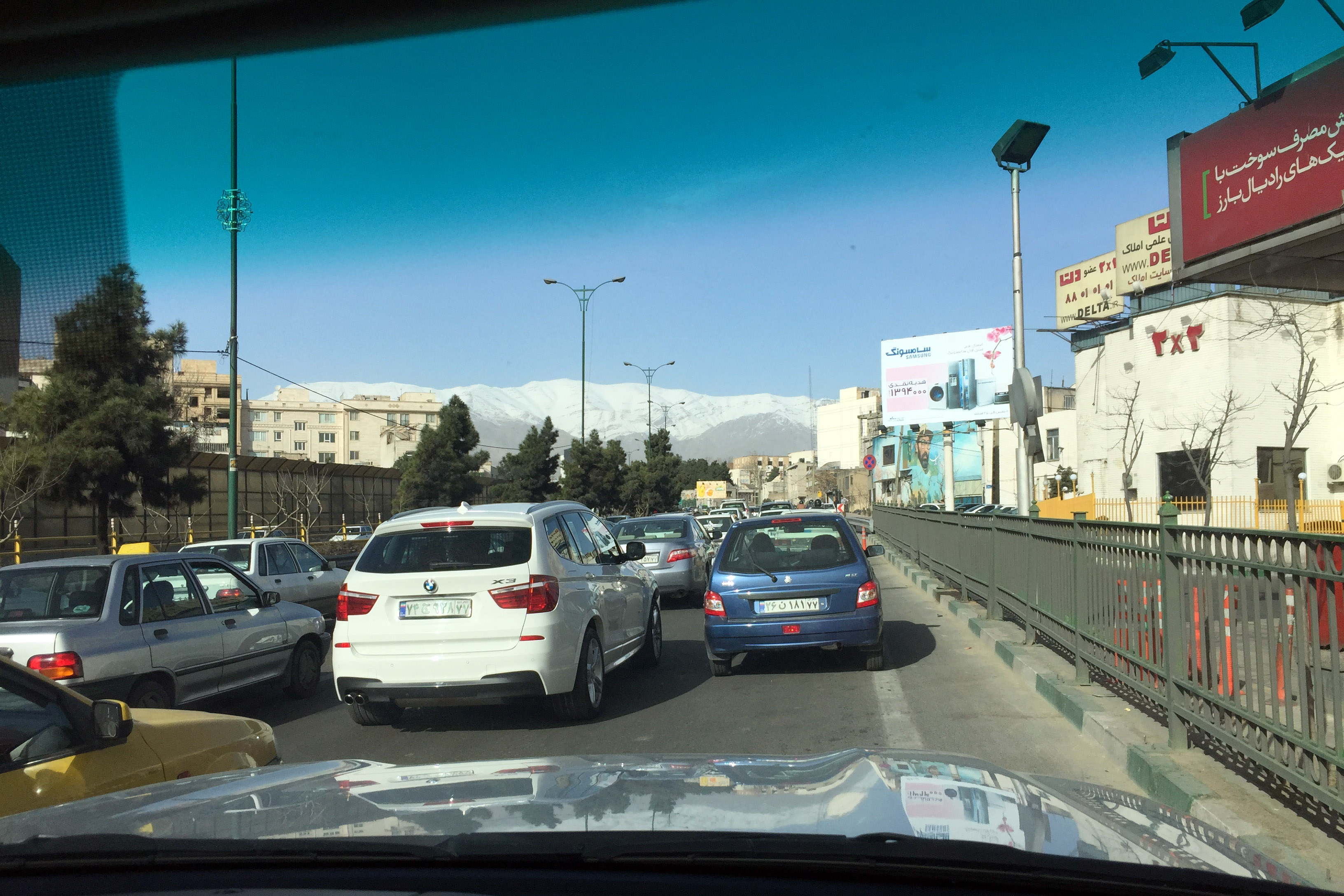 Dichter Straßenverkehr in Teheran aus dem Auto fotografiert von Rein Wolfs