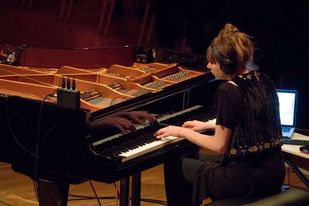 Poppy Ackroyd, spielt live am Klavier im Forum der Bundeskunsthalle