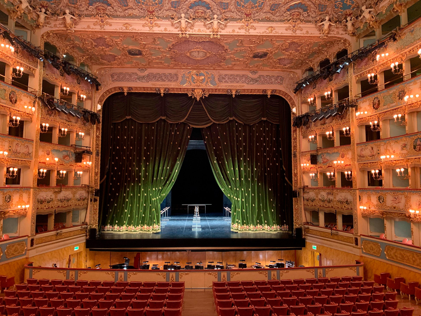 Foto zeigt die Bühne einer Oper.